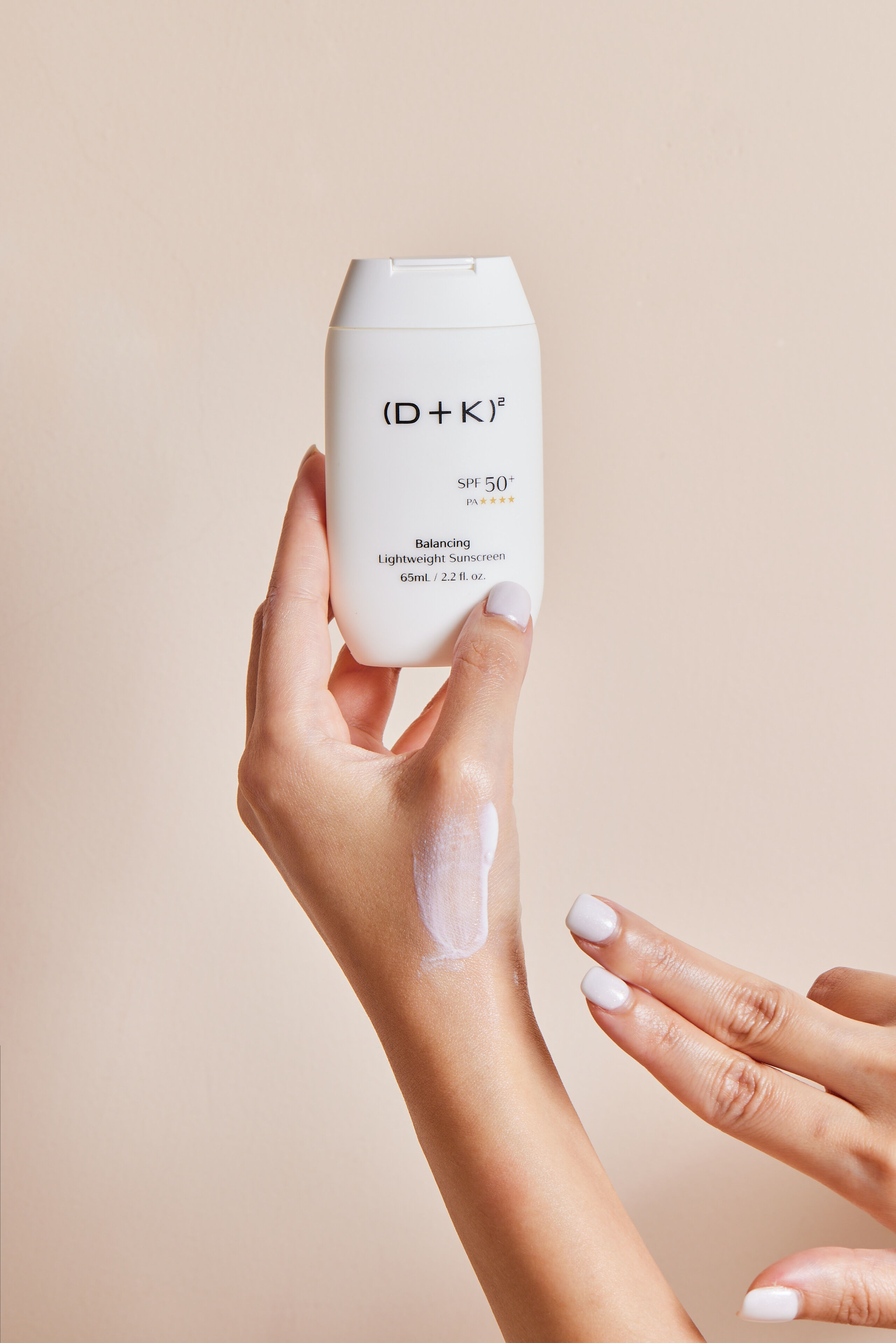(D+K)² 平衡輕感防曬乳，含薰衣草、茉莉、乳香精油與玻尿酸，輕感、防水、防汗、海洋友善防曬配方