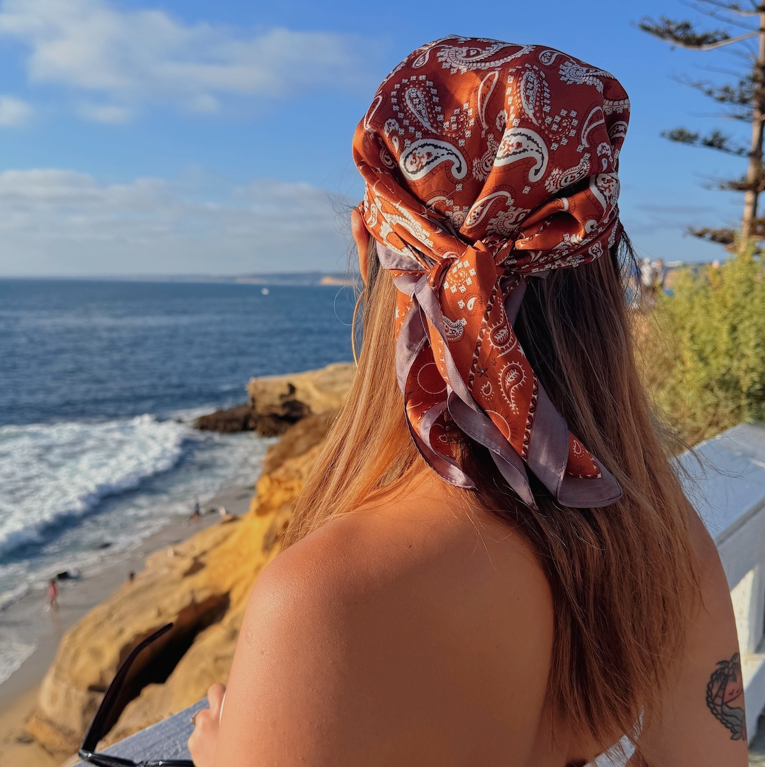 時髦單品🕌凡爾賽緞面卡其方巾