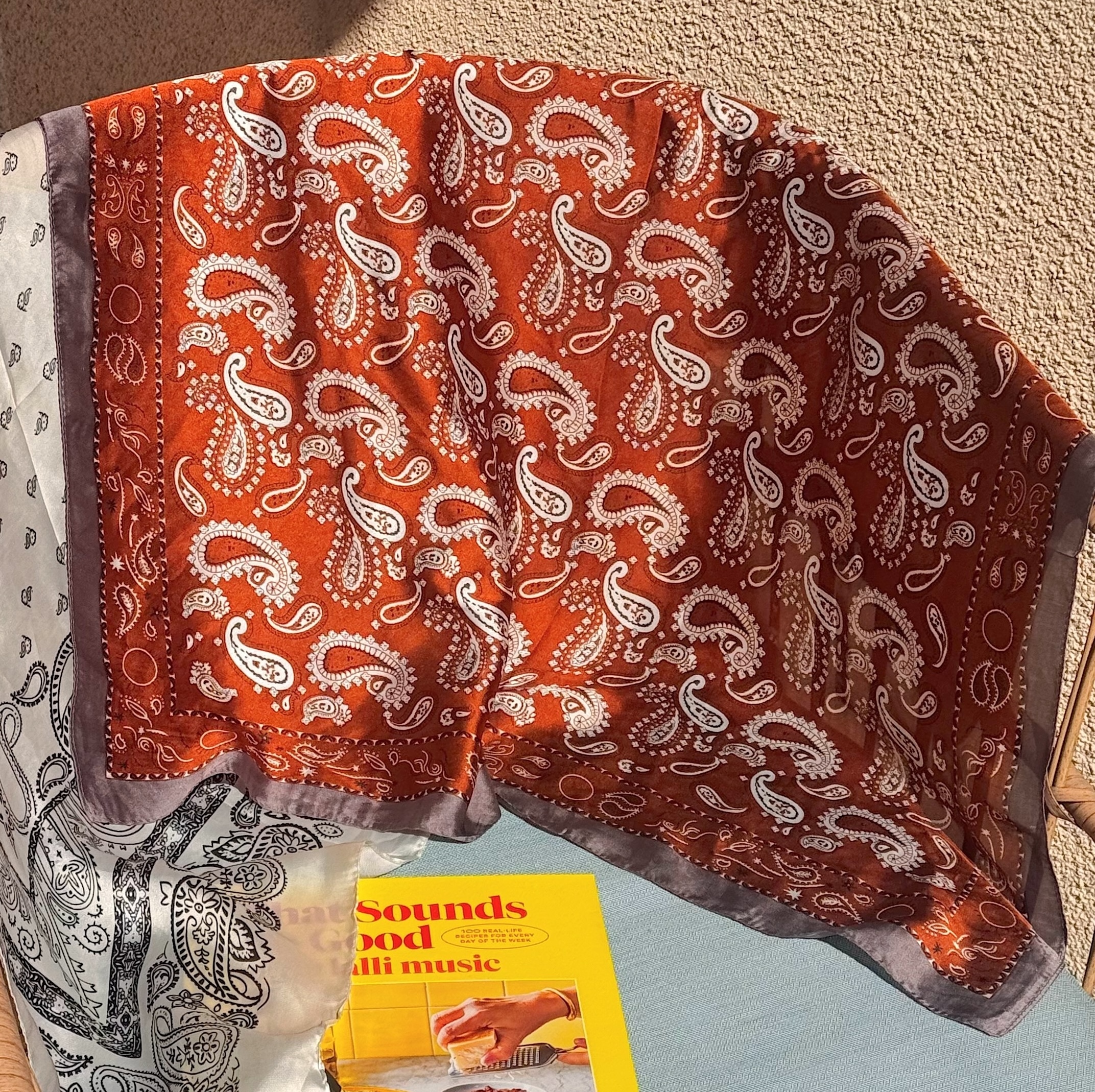 時髦單品🕌凡爾賽緞面卡其方巾