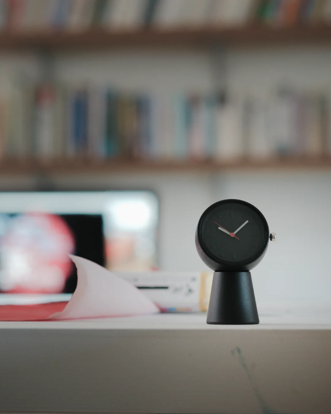 no.30-立刻-桌鐘,以鋅合金製作的桌鐘,黑色呈現都會時尚的優雅質感。