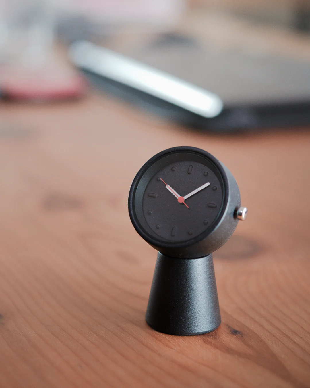 no.30-立刻-桌鐘,以鋅合金製作的桌鐘,日常建議以乾布擦拭。