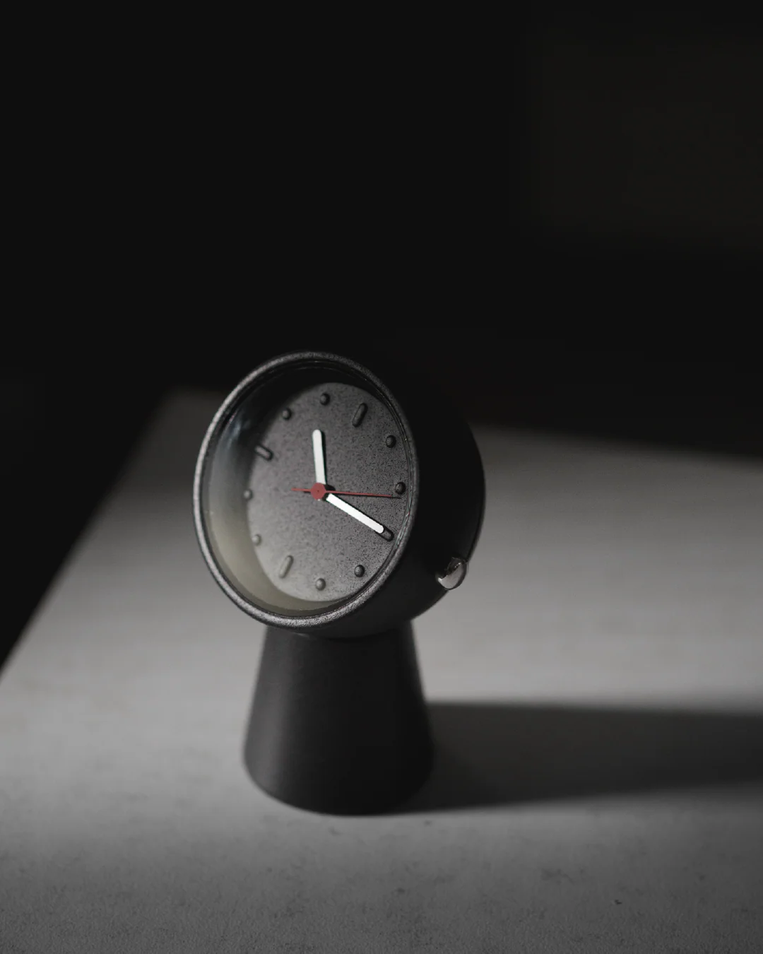 no.30-立刻-桌鐘,鑄鋅工藝,琢磨新的可能性。光線下值得您仔細欣賞品味。