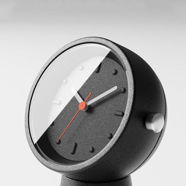 no.30-立刻-桌鐘,黑色烤漆的鋅合金搭配紅色秒針,明亮的鏡面,本身就是藝術品。