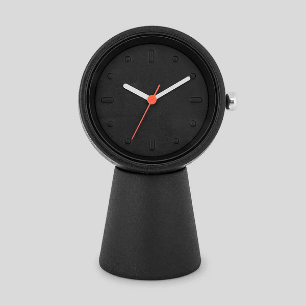 no.30-立刻-桌鐘,黑色烤漆的鋅合金搭配白色時針級分針,橘紅色的秒針,沉穩又現代時尚。