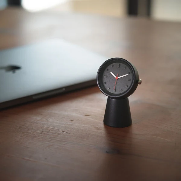 no.30-立刻-桌鐘,黑色烤漆的鋅合金,擺放在原木桌上搭配Macbook,襯托出時尚OL的風采。
