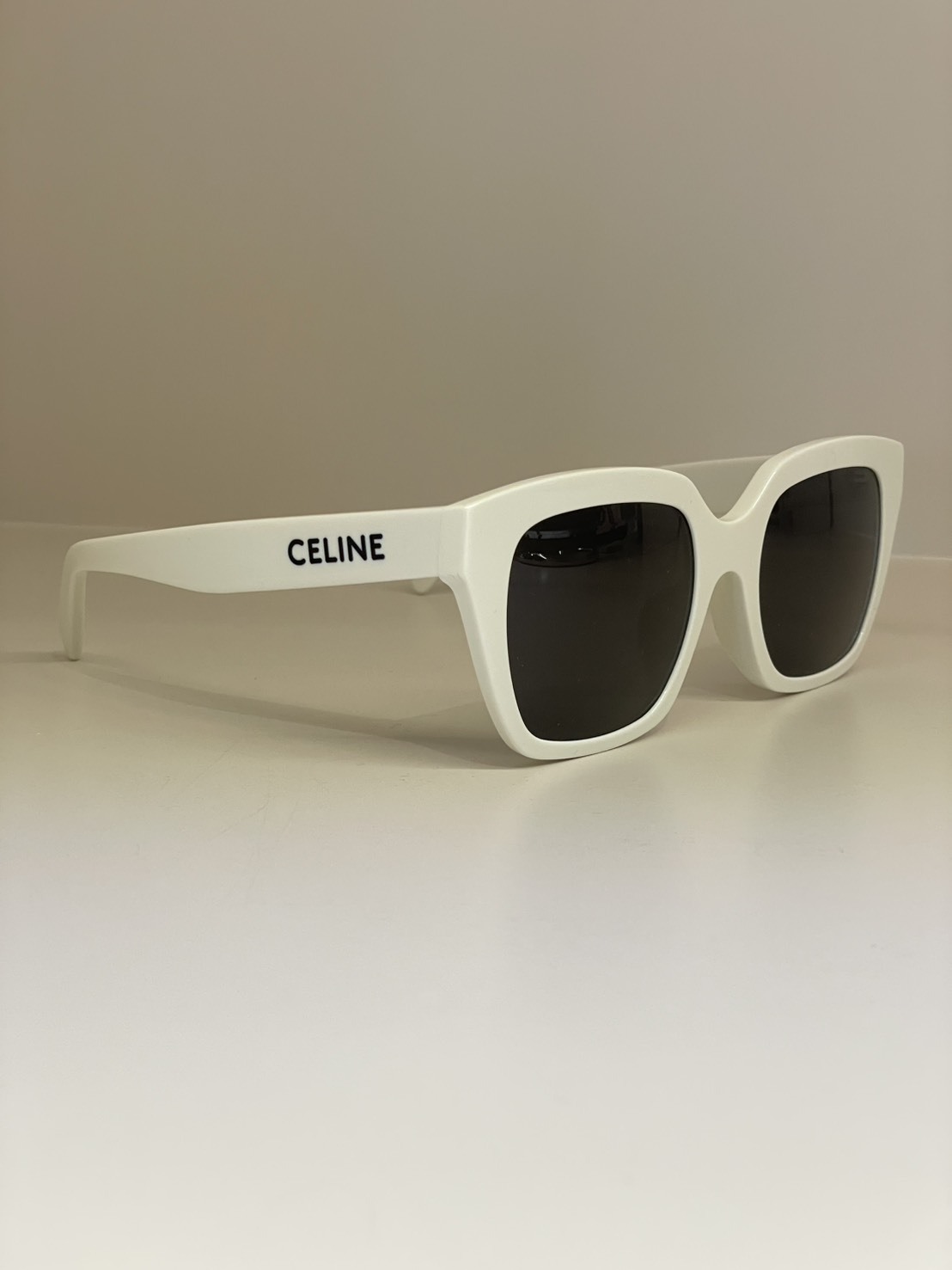 Fi74 Celine 白色198F側邊黑色字母墨鏡