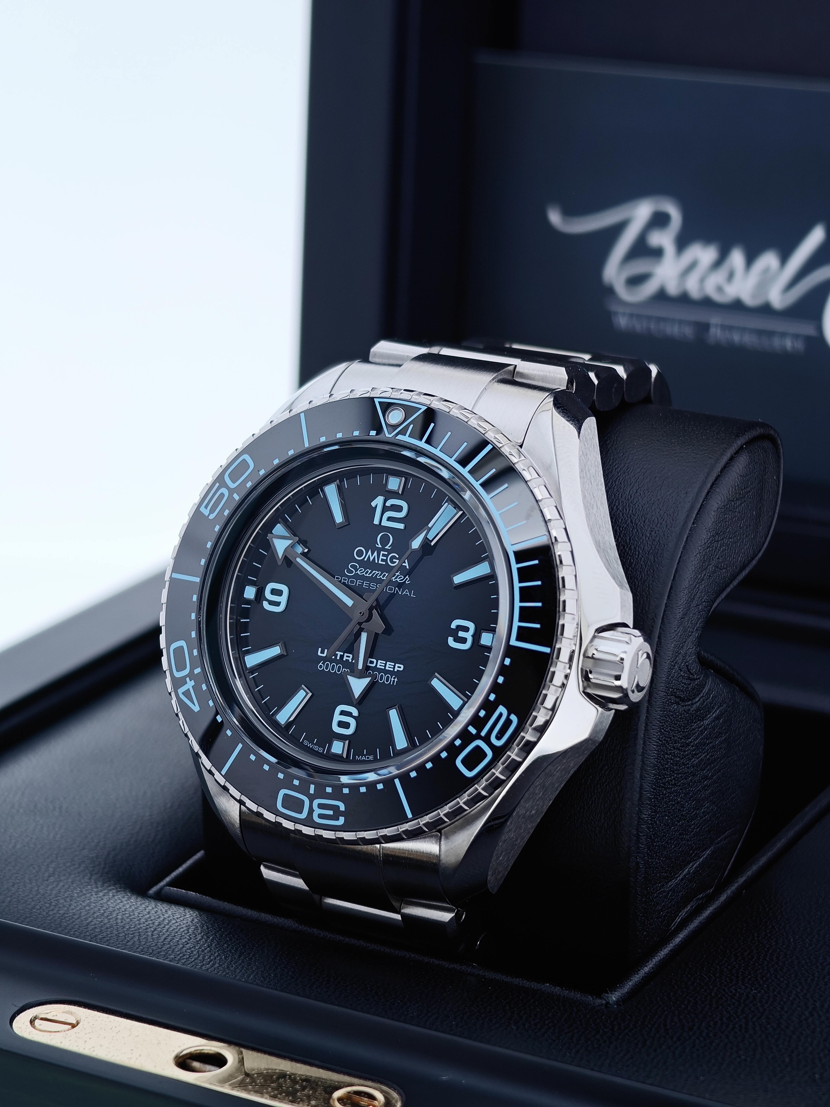 Ocean Circle – Deep Blue Omega - Seamaster Planet Ocean GMT 'Deep Black' Blue