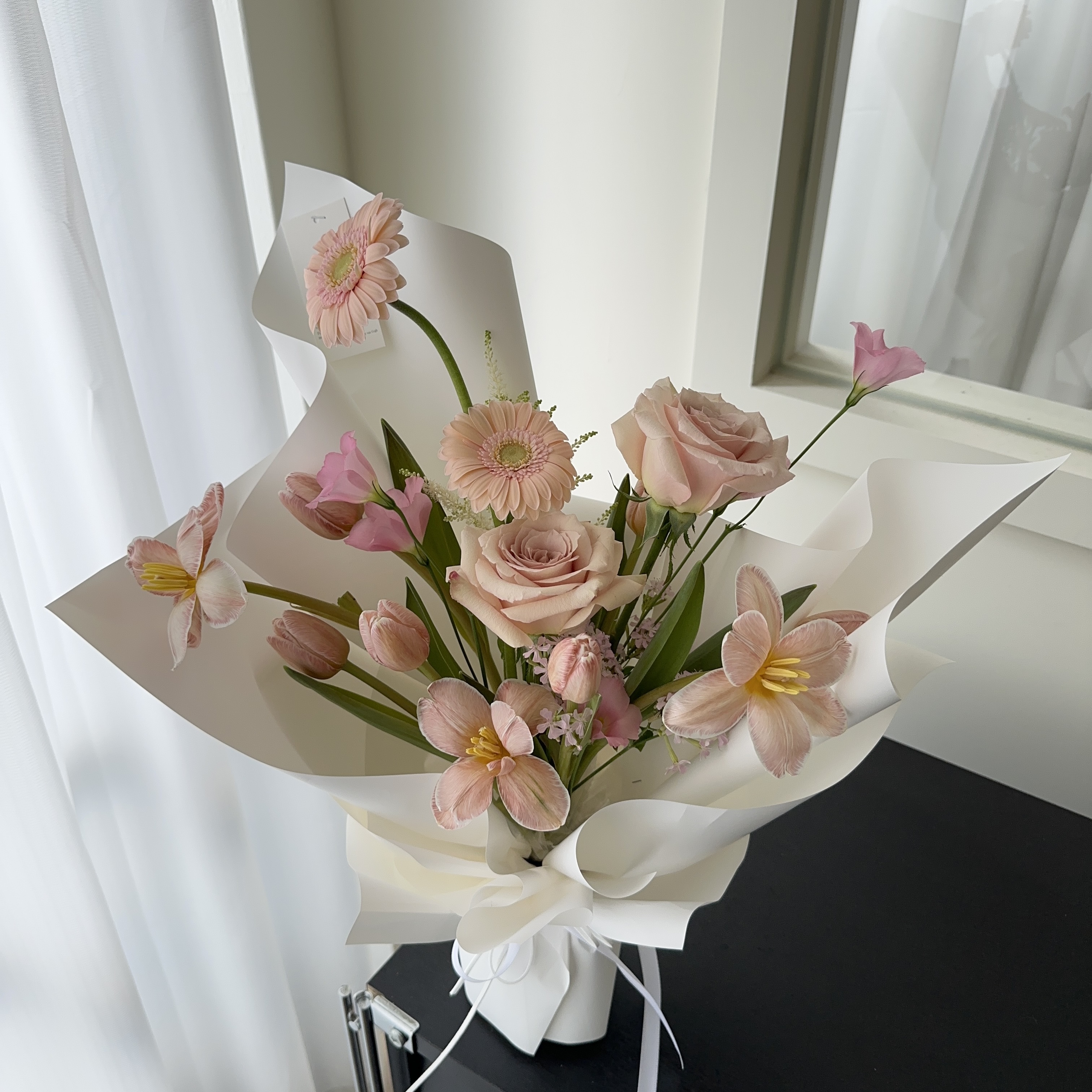 焦糖布朗尼-進口流沙玫瑰鬱金香綜合鮮花花束