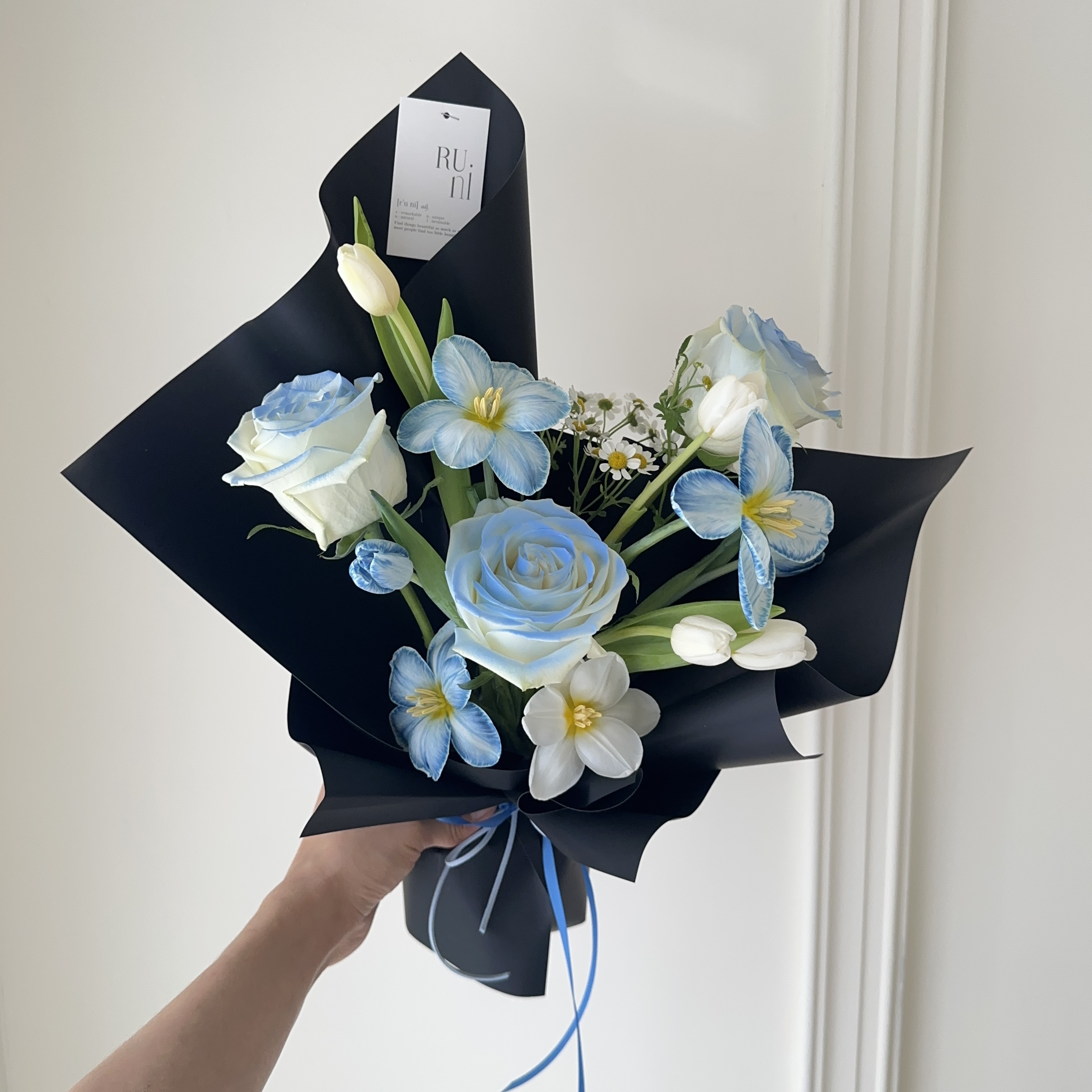 潘朵拉的藍盒-進口白玫瑰鬱金香綜合鮮花花束