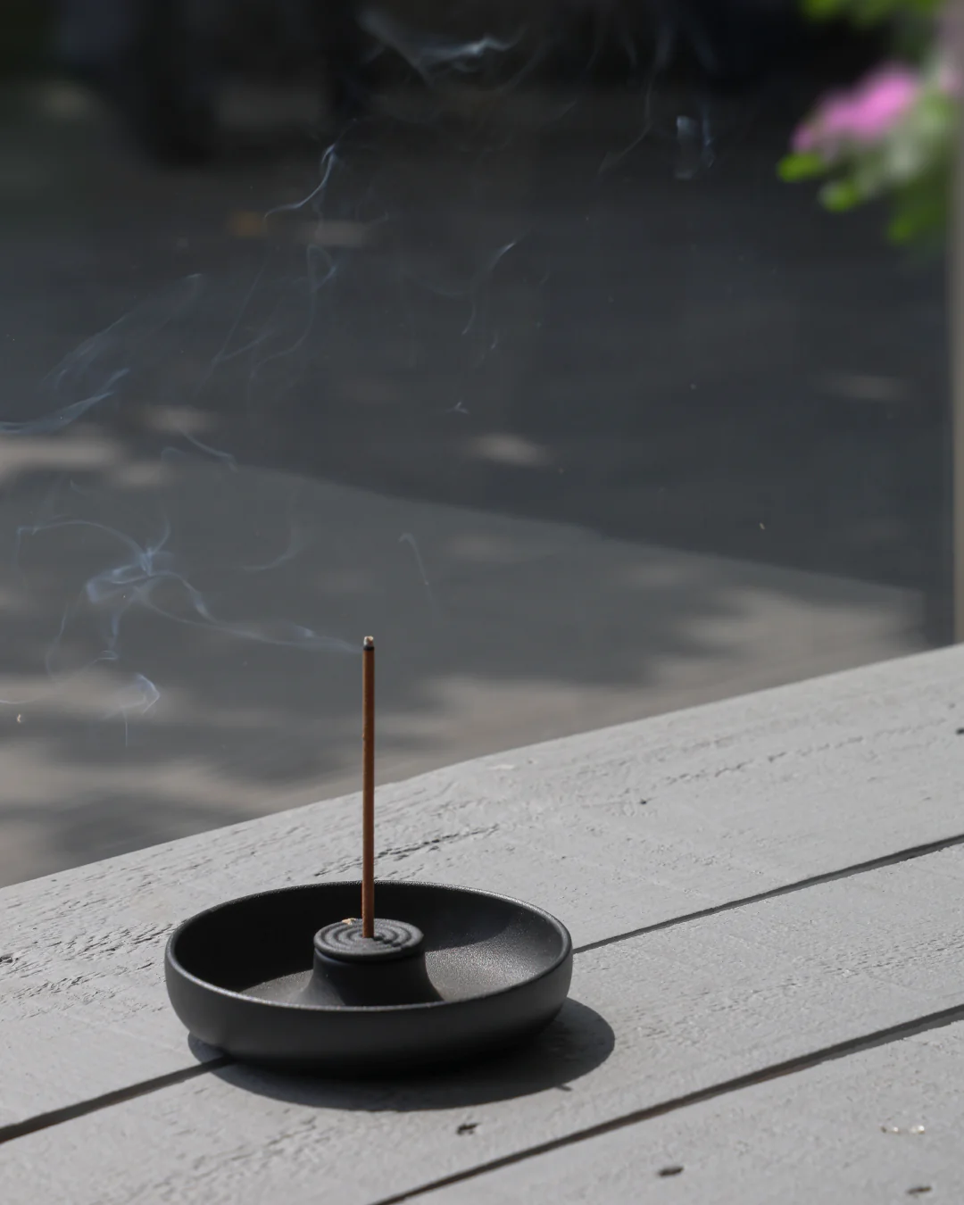 no.30-盈-線香座,如缽一般的圓滑外型,使空間瀰漫沉著氣息。