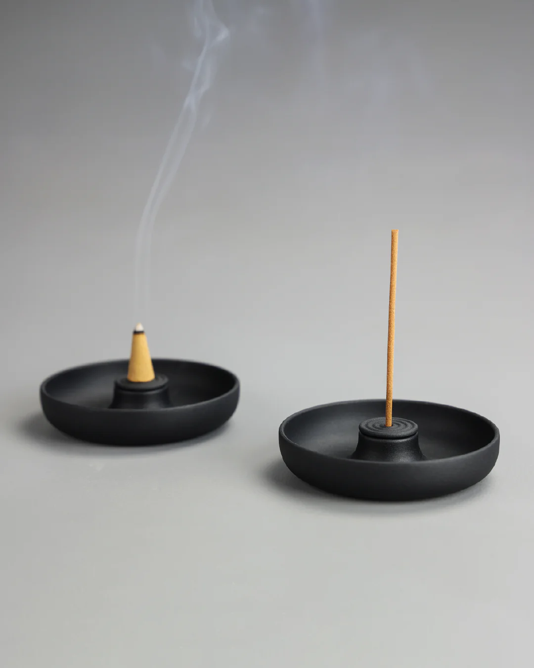 no.30-盈-線香座,灰色鋅合金,金屬的質感搭配現象,產生一種讓人沉思的儀式感。