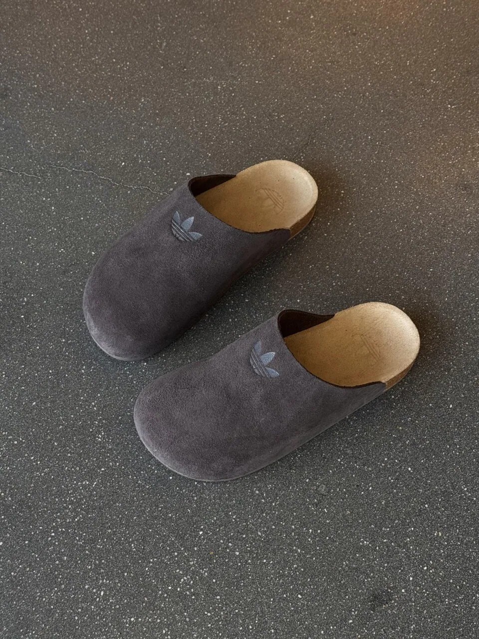 KTQ STORE ‧ Adidas Adimule  麂皮 穆勒鞋 深棕 摩卡 JS0705