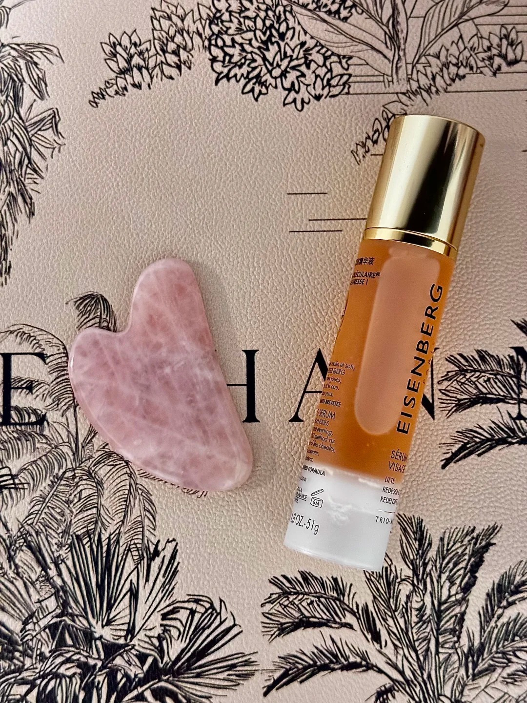 Eisenberg 伊詩貝格【正品 】  輪廓緊致精華 50ml V臉精華/提拉緊致輪廓/改善雙下巴 贈送天然玉石粉水晶刮痧板