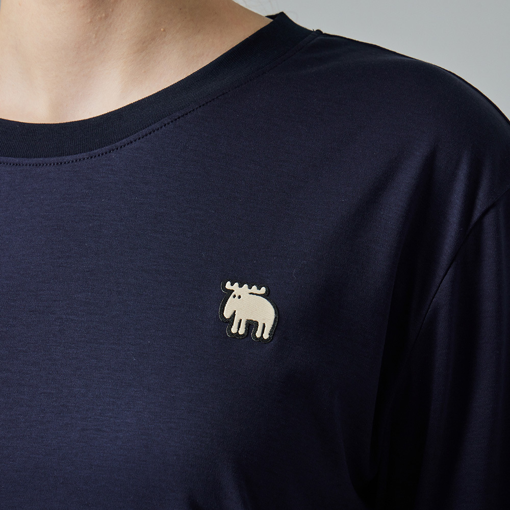 moz瑞典 刺繡駝鹿 冰河棉 100%純棉 涼感彈力四季T-藏青(亞洲版)女款