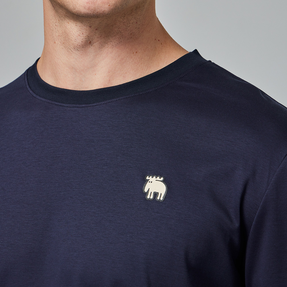 moz瑞典 刺繡駝鹿 冰河棉 100%純棉 涼感彈力四季T-藏青(亞洲版)男款