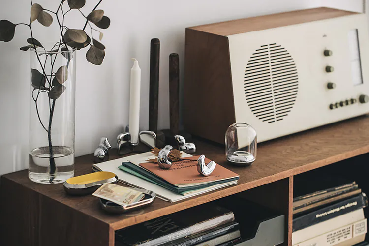 no.30-聚-長燭台,擺放在木質櫃上,與其他物品自然融合。