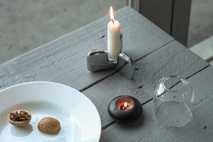 no.30-聚-長燭台,放在木質餐桌上,插上白色蠟燭,營造輕鬆用餐談天的氣氛。