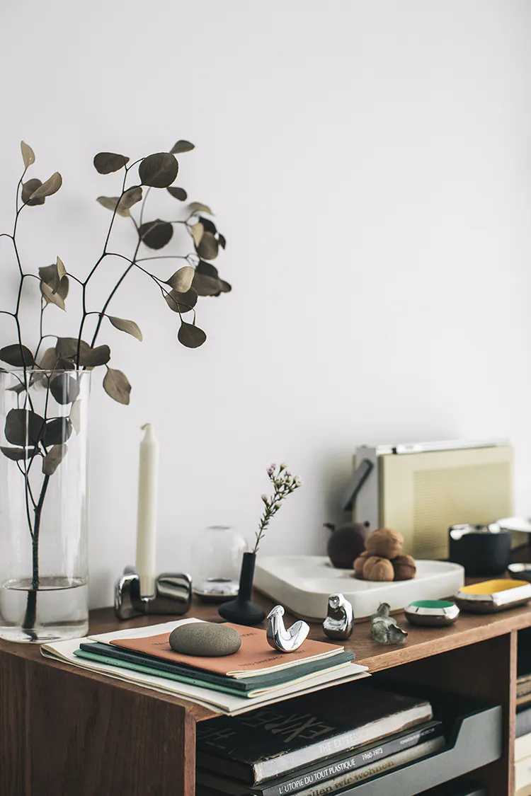 no.30-聚-長燭台,放在木質櫃上,旁邊搭配花藝、其他擺飾,自然又有氣氛。