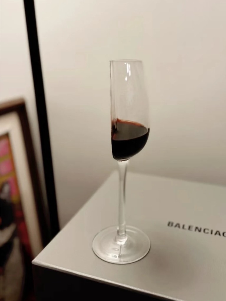 半杯 紅酒 高腳杯
