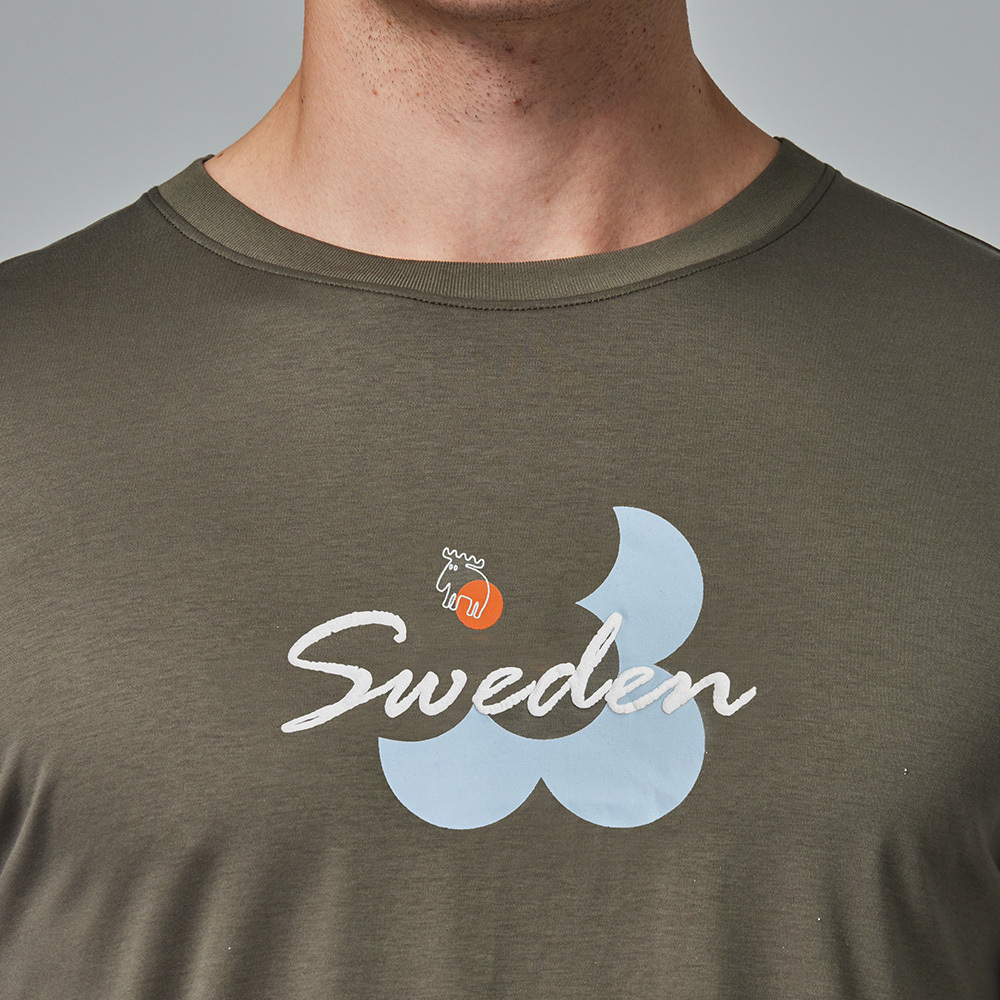 moz瑞典 花語駝鹿 冰河棉 100%純棉 涼感彈力四季T-橄欖綠(亞洲版)男款