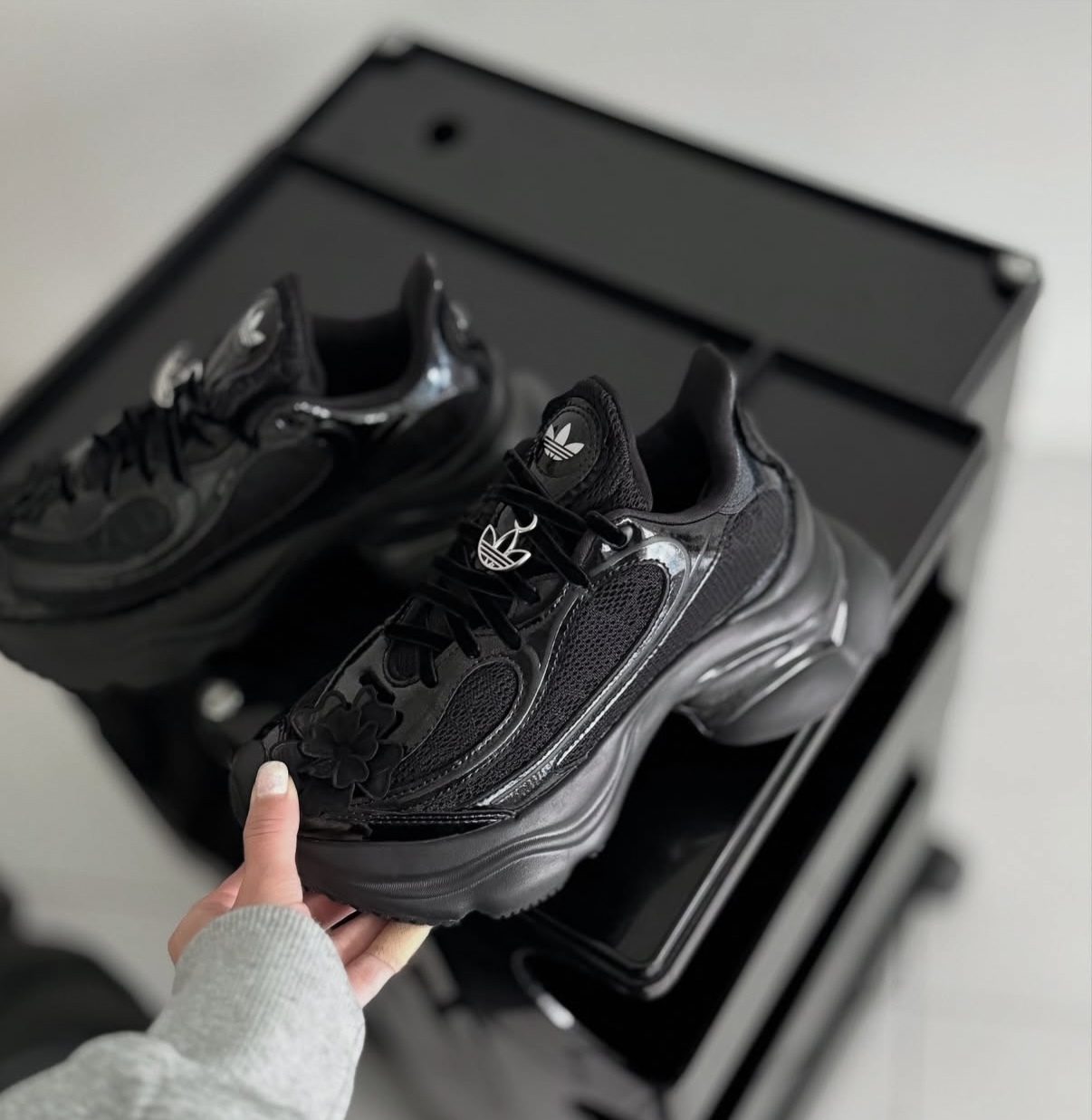 Adidas Originals Ozvenuz 全黑 黑武士 亮皮 雕花 蕾絲 復古 慢跑鞋 老爹鞋 甜酷風  HQ2677/預購