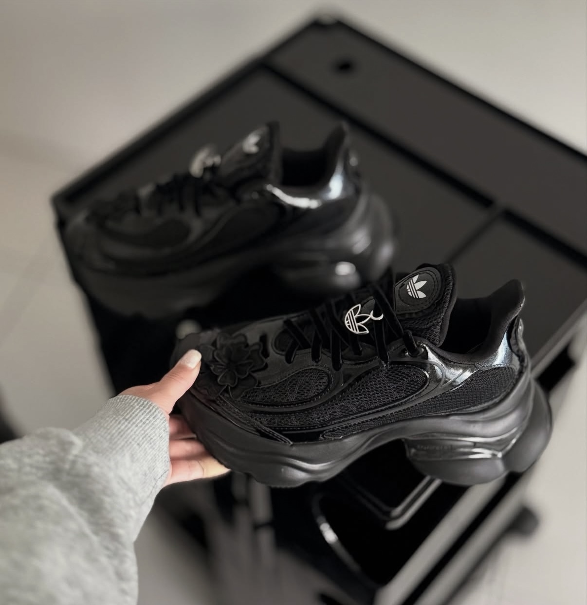 Adidas Originals Ozvenuz 全黑 黑武士 亮皮 雕花 蕾絲 復古 慢跑鞋 老爹鞋 甜酷風  HQ2677/預購