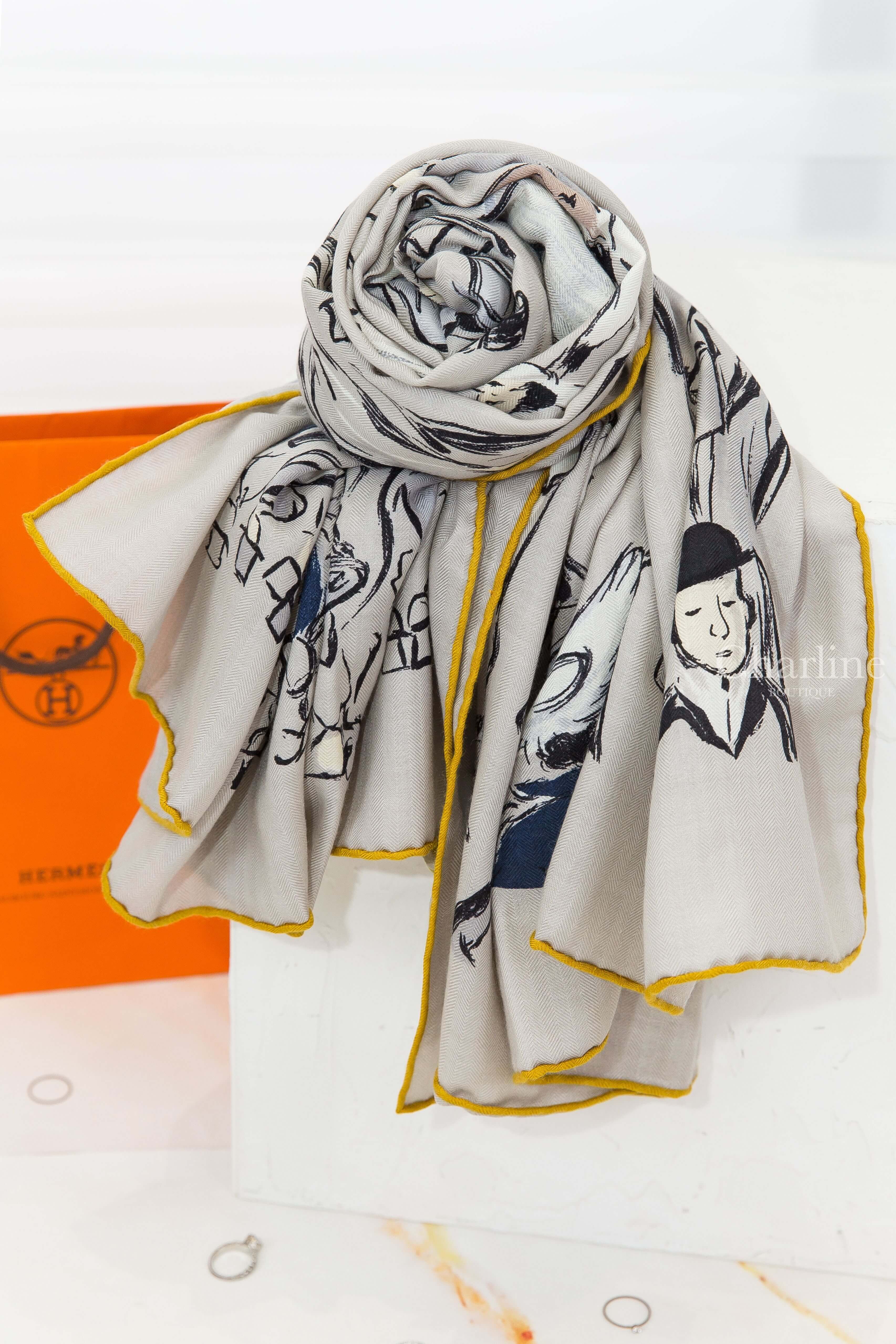 Hermès Paddock Shawl 140 錫器灰/海軍藍/珍珠色手繪人類與馬喀什米爾真絲披肩-Charline Boutique 精品代購