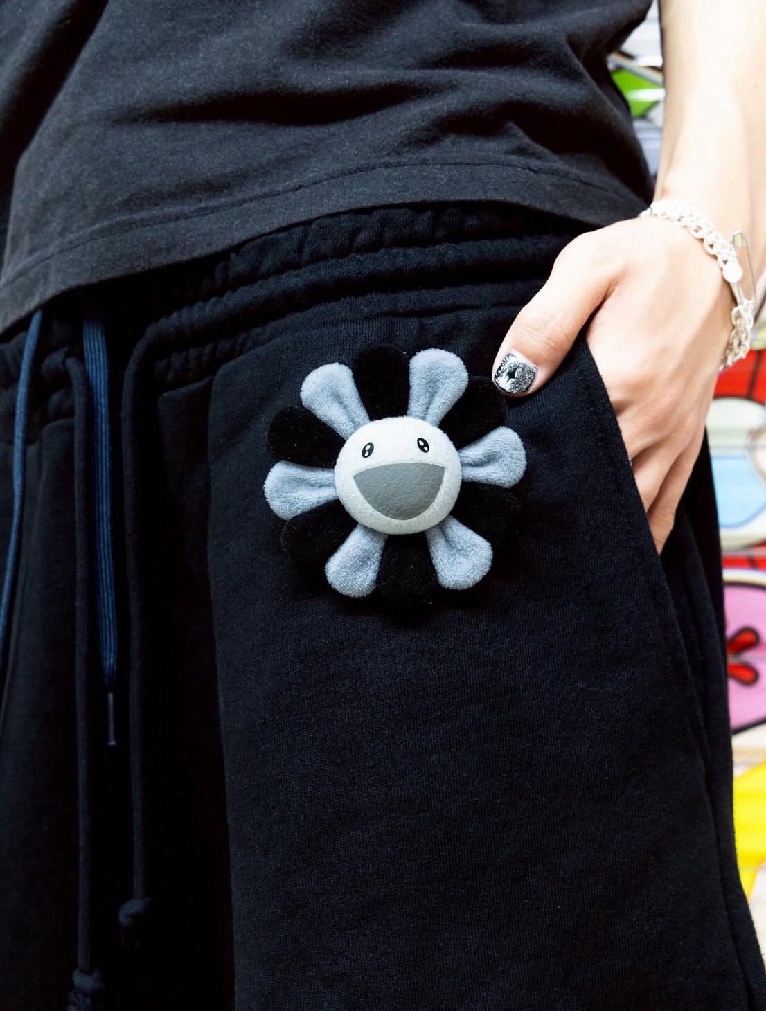 村上隆 小花吊飾 黑灰相間