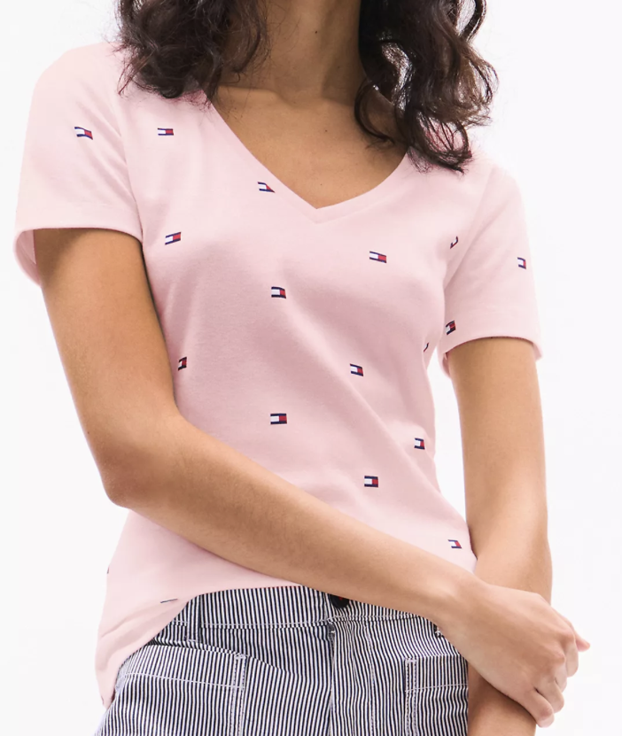[S] TOMMY HILFIGER ICY PINK ALLOVER FLAG V NECK FAVORITE T-SHIRT, XW04788-651 (STH1254)