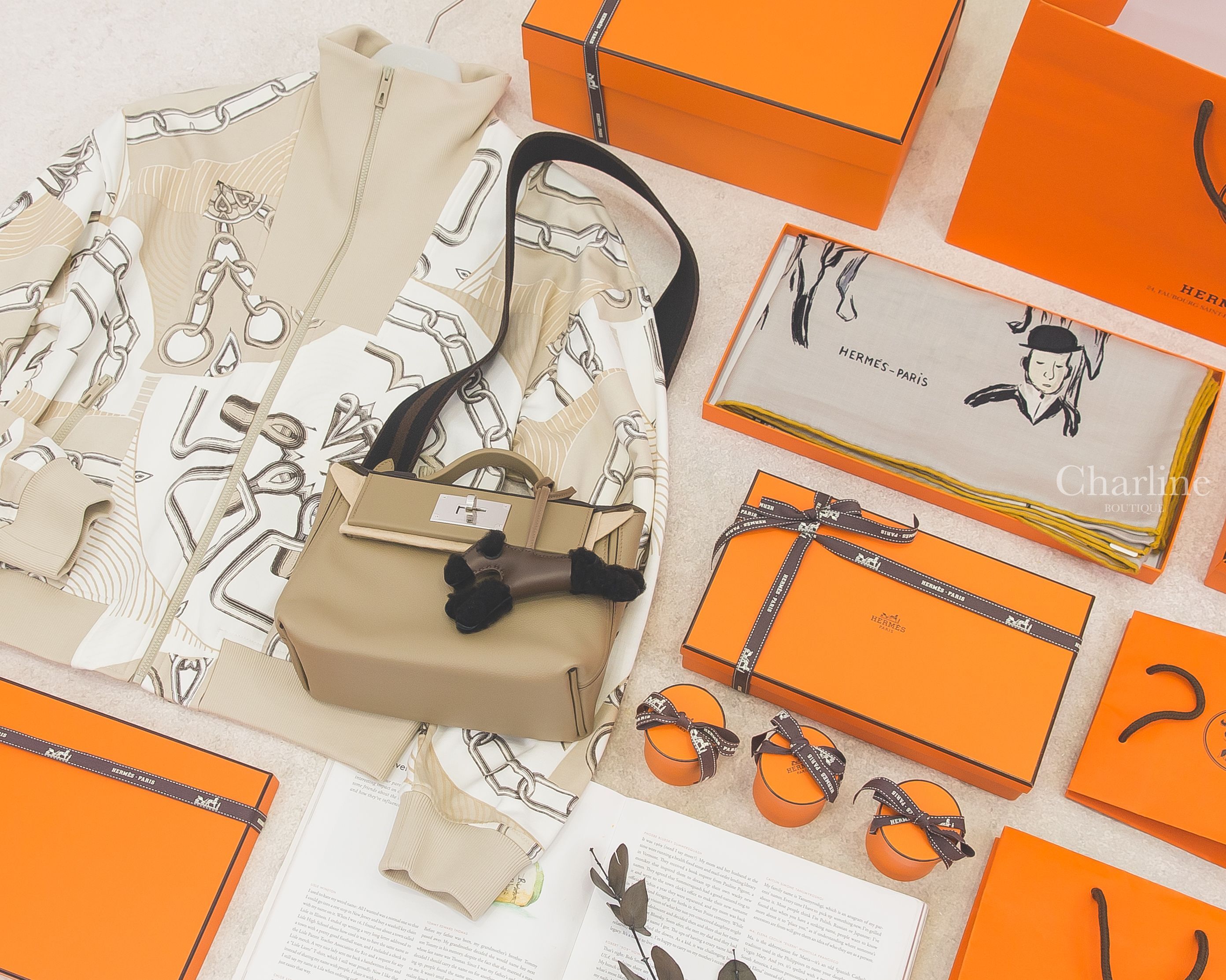 Hermès Mini Kelly 24/24 馬爾法米色銀釦黑/咖啡寬背帶手提包,Hermès  錫器灰/海軍藍/珍珠色手繪人類與馬披肩,Hermès Budy 巧克力色/大象灰/黑色羊毛獵狐梗犬吊飾-Charline Boutique 精品代購