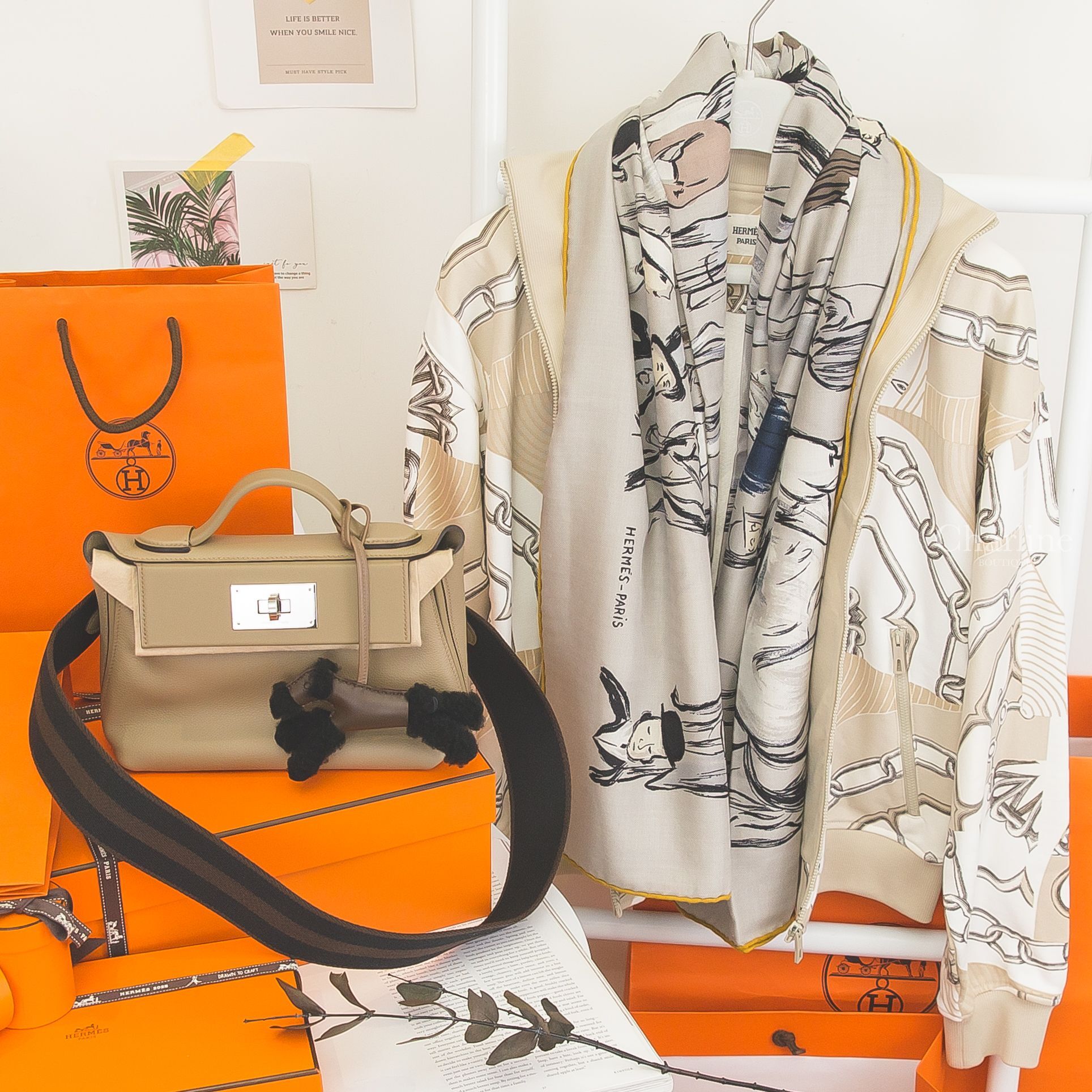 Hermès Mini Kelly 24/24 馬爾法米色銀釦黑/咖啡寬背帶手提包,Hermès  錫器灰/海軍藍/珍珠色手繪人類與馬披肩,Hermès Budy 巧克力色/大象灰/黑色羊毛獵狐梗犬吊飾-Charline Boutique 精品代購