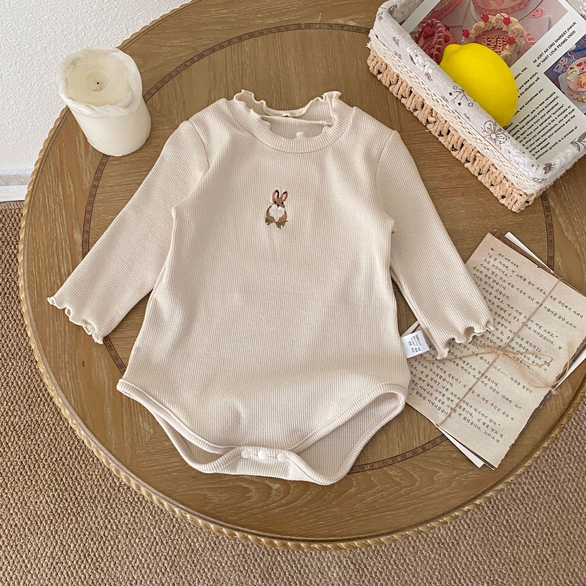 《1888》甜美木耳領刺繡兔子包屁衣（66-90）
