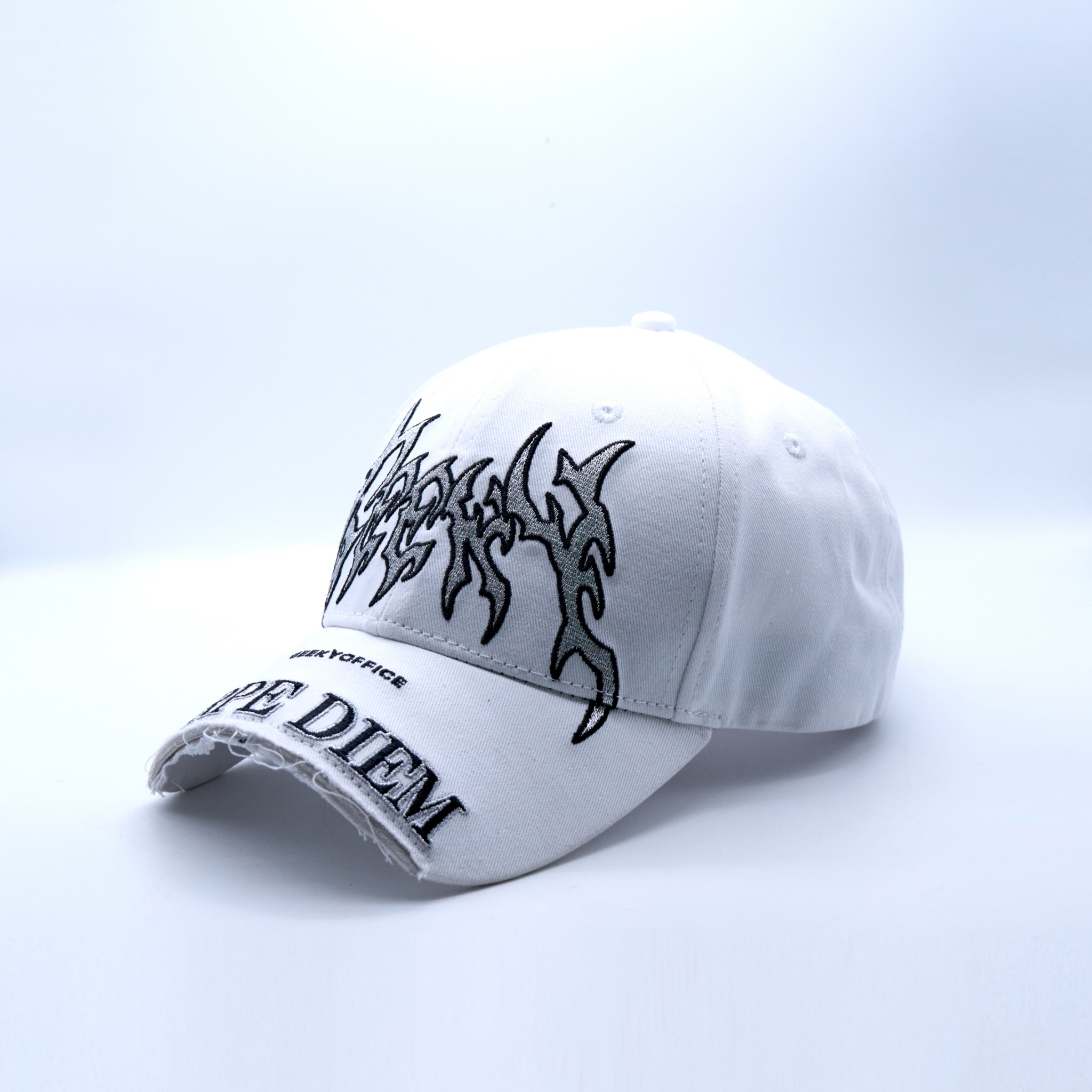 GEEKY 金屬搖滾字斷簷彎帽-白