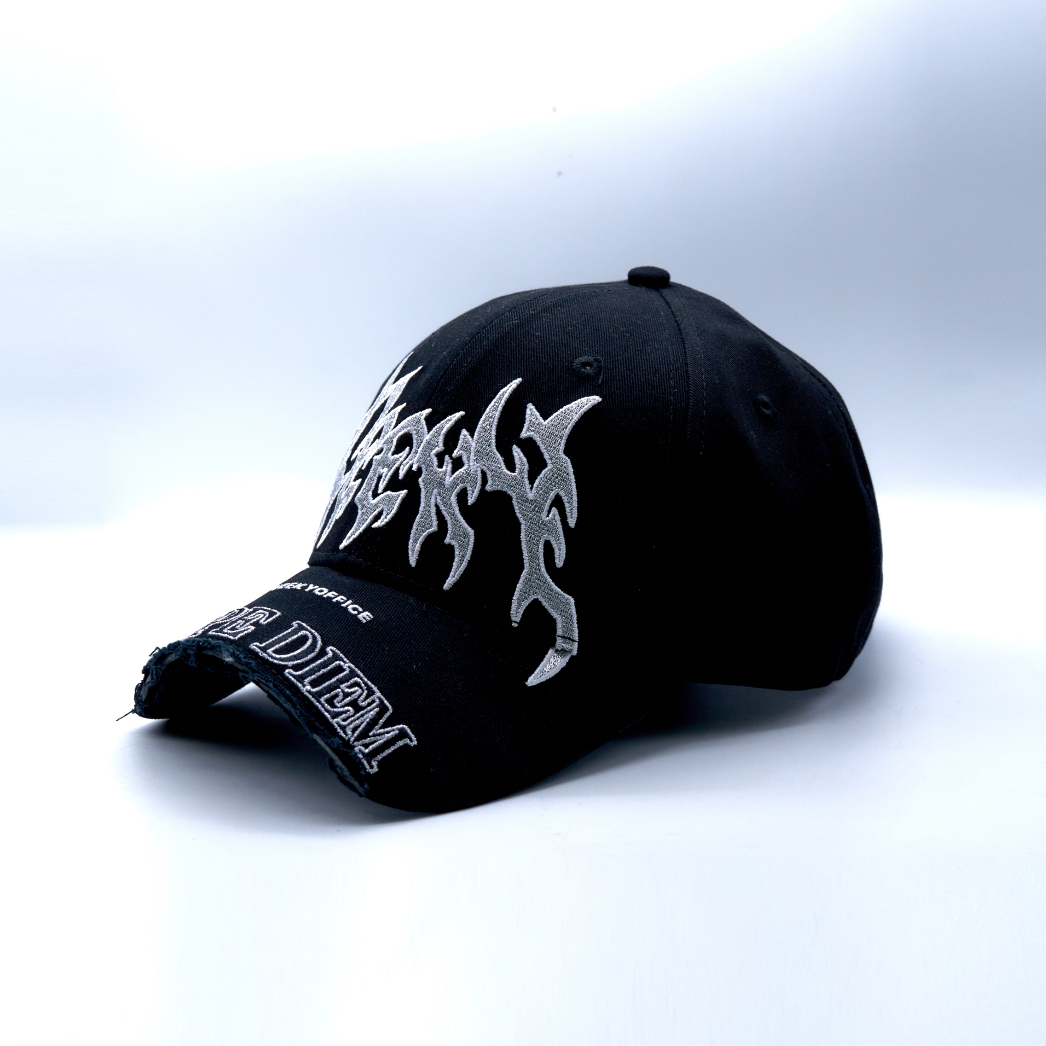 GEEKY 金屬搖滾字斷簷彎帽-黑