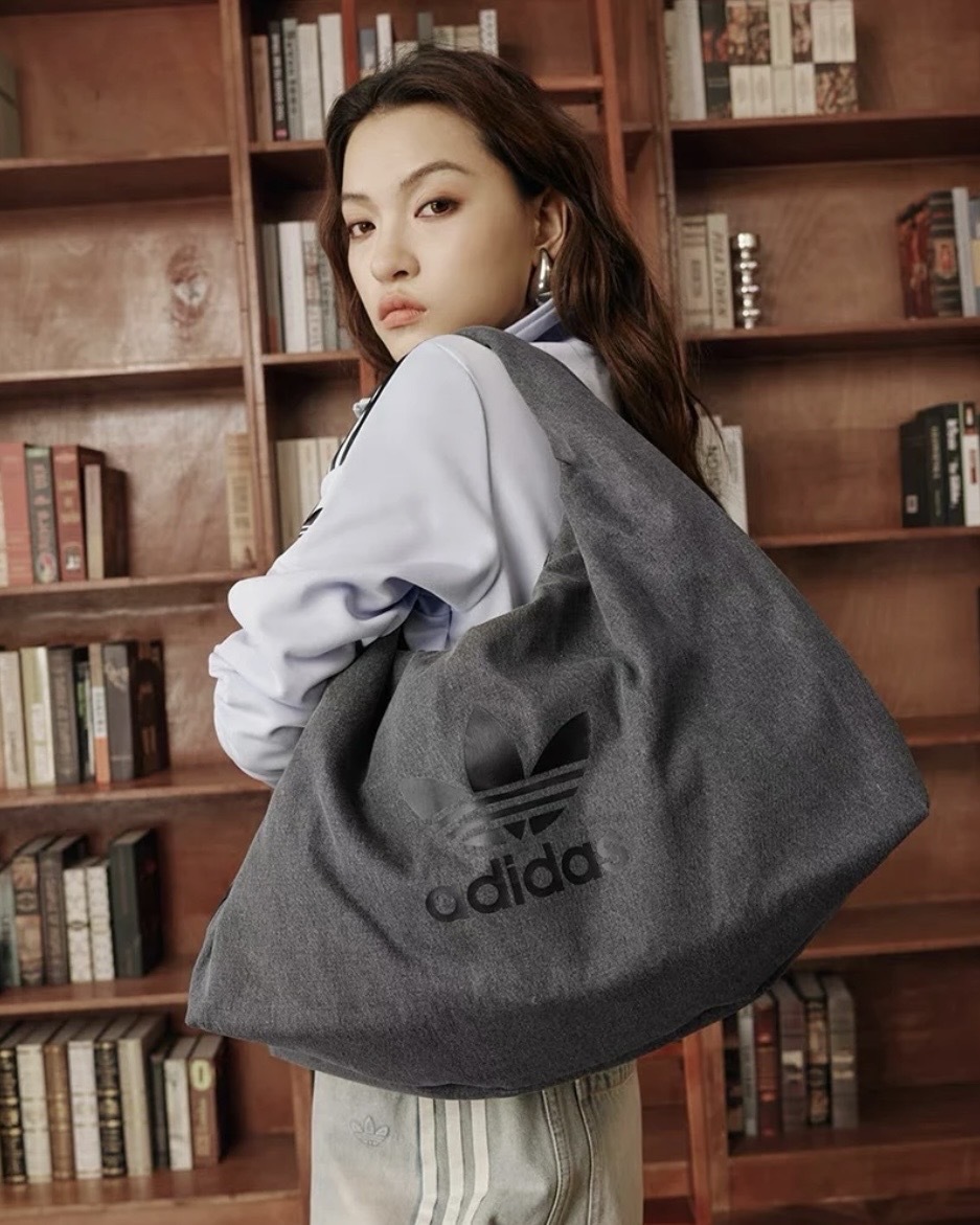 【逢甲 FUZZY】 ADIDAS Originals DEMIN 大雲朵包 灰色 牛仔 丹寧 肩背 大容量 附小錢包 IX7694
