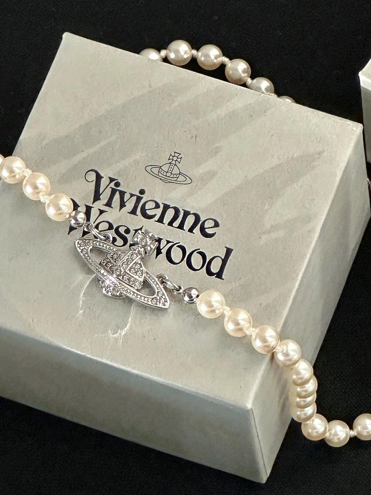 代購-Vivienne Westwood  MINI BAS RELIEF CHOKER  土星吊墜 珍珠項鍊