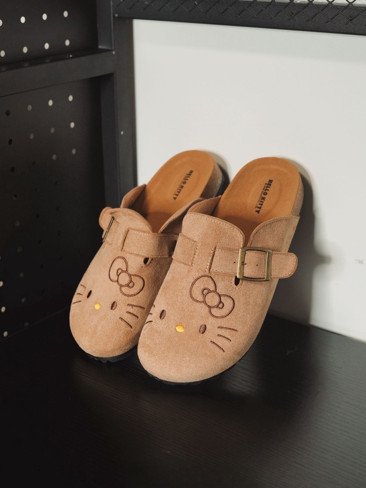 代購-Hello kitty 凱蒂貓x Sanrio 三麗鷗 黑皮夏威夷系列 DIY 洞洞 勃肯鞋 三款