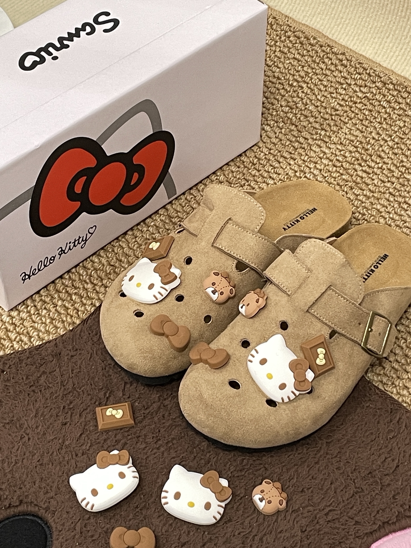 代購-Hello kitty 凱蒂貓x Sanrio 三麗鷗 黑皮夏威夷系列 DIY 洞洞 勃肯鞋 三款