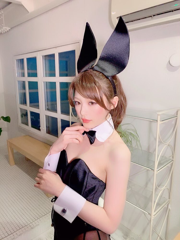 相澤南 - 兔女郎