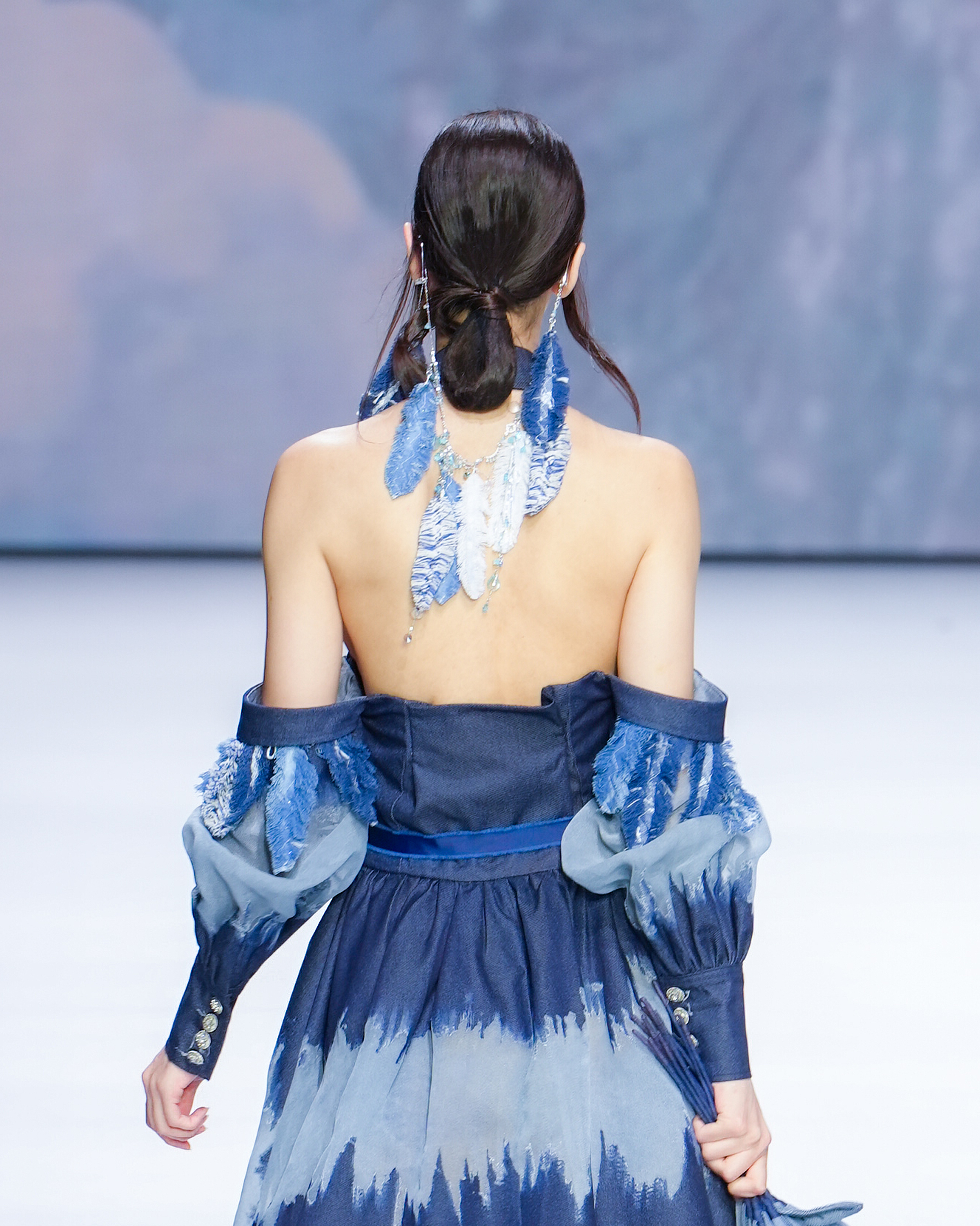 12667 Denim Feather Waterfall Head Chain