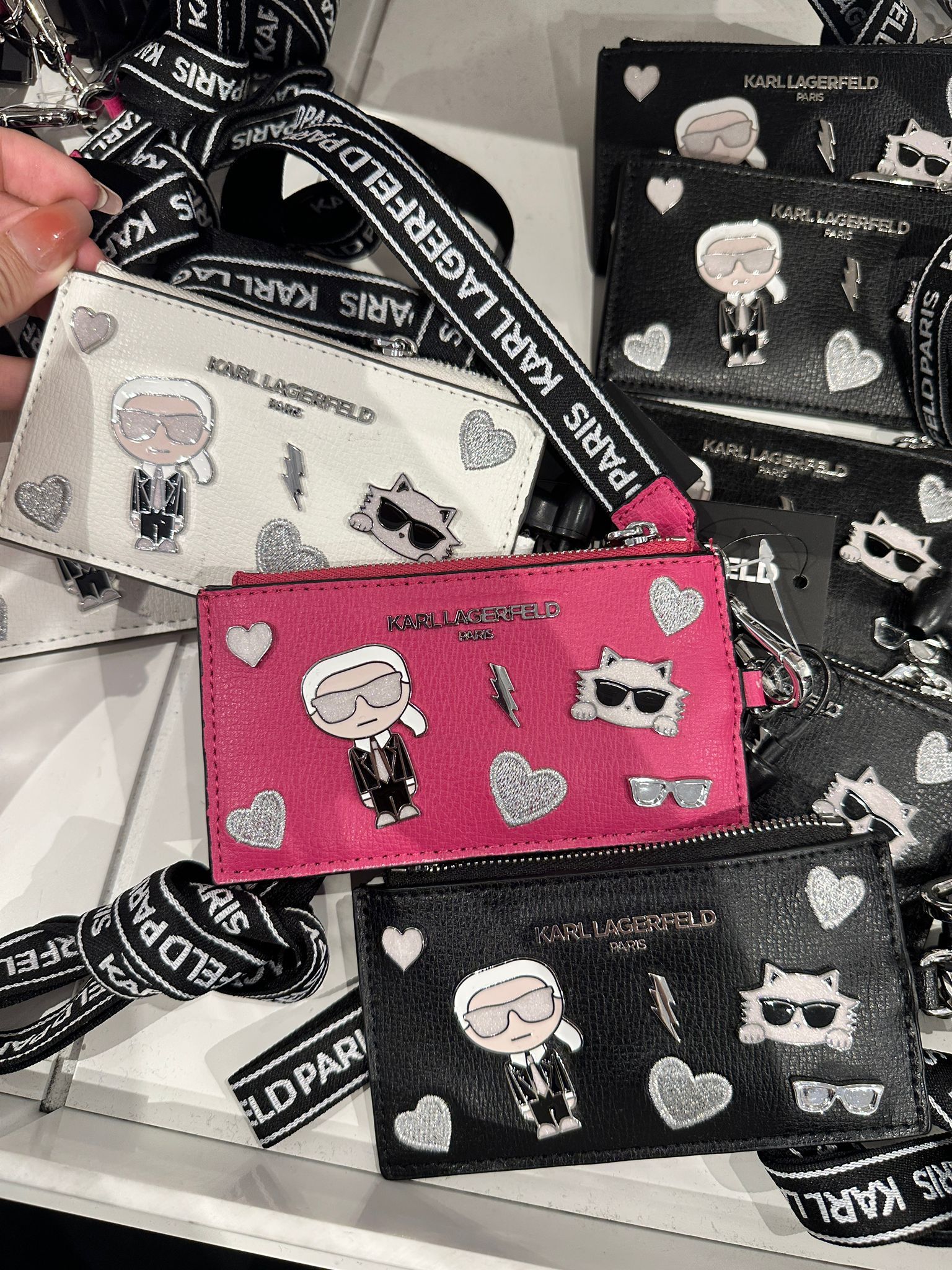【預購】Karl Lagerfeld Paris H090570 掛頸卡包