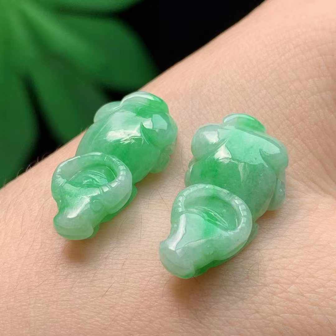 91341 翡翠飄綠生肖牛一對