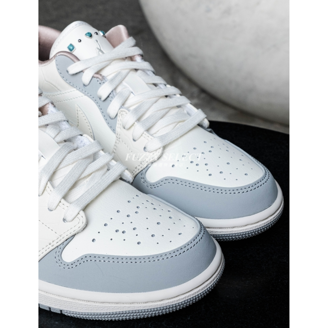 【逢甲 FUZZY】W Air Jordan 1 Low “Sail/Soft Pearl” 奶白灰藍 珍珠亮片 IH7323-100