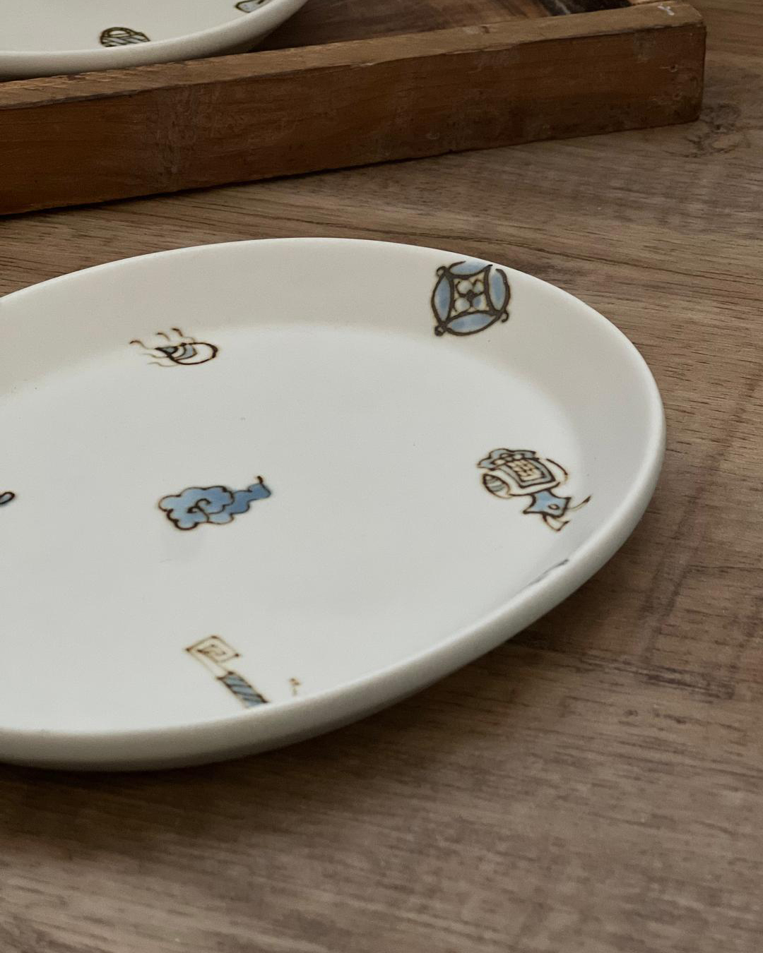 砥部燒 彩繪16cm橢圓碟 寶藏｜sukoshiya