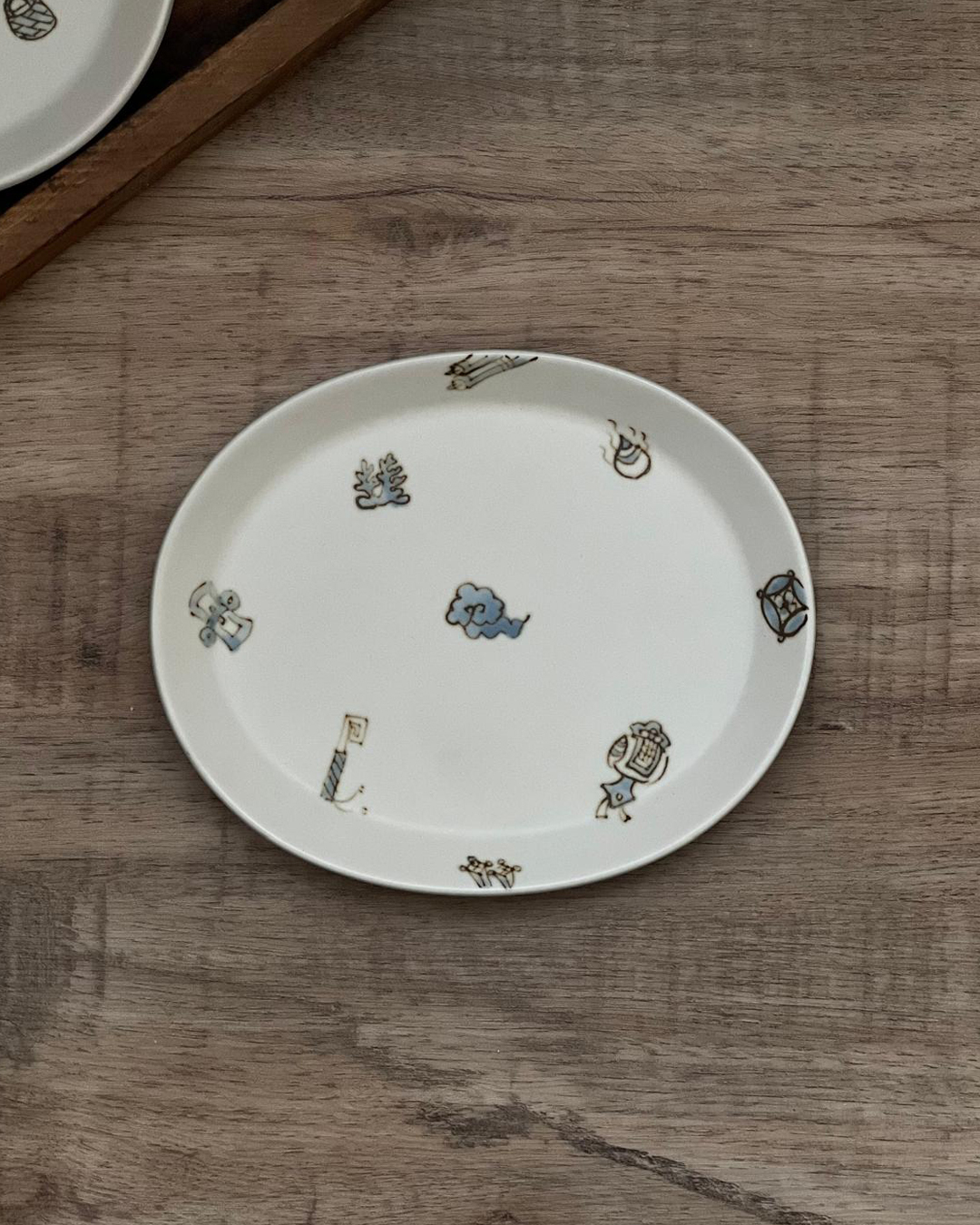 砥部燒 彩繪16cm橢圓碟 寶藏｜sukoshiya