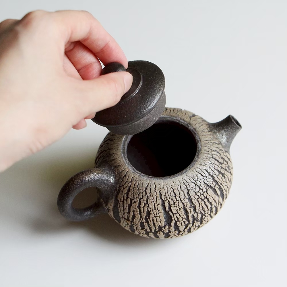 柴燒裂紋黑陶壺