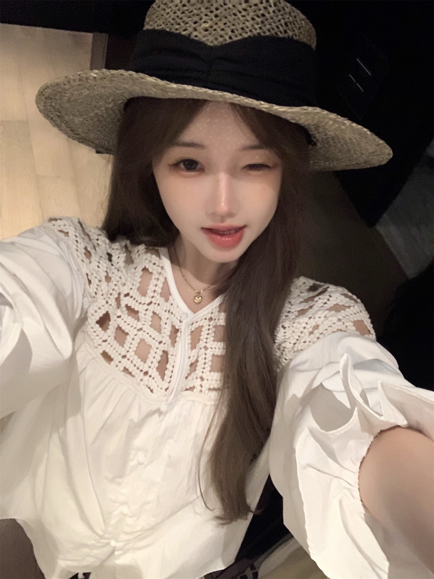 重工肩膀簍空 亞麻長袖上衣