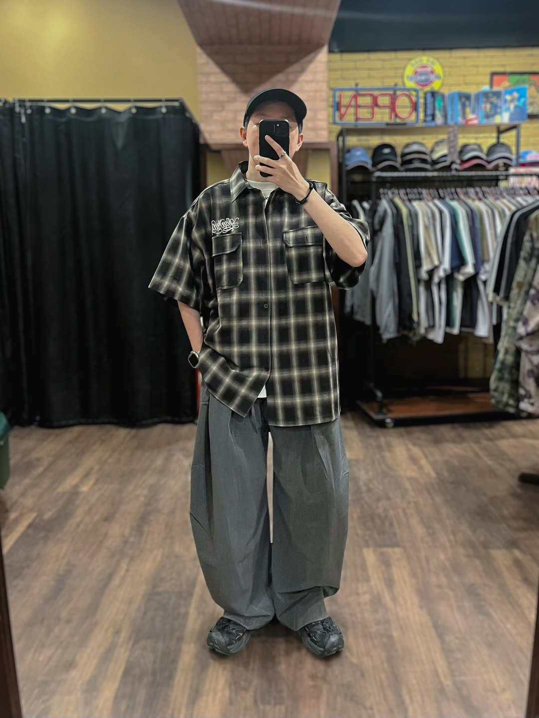 書寫花體字格紋襯衫