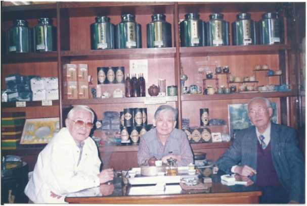 茗窖茶莊老照片，80年前台灣茶行場景，創始人與長輩在店內展示茶葉與茶具，見證台灣茶文化歷史傳承