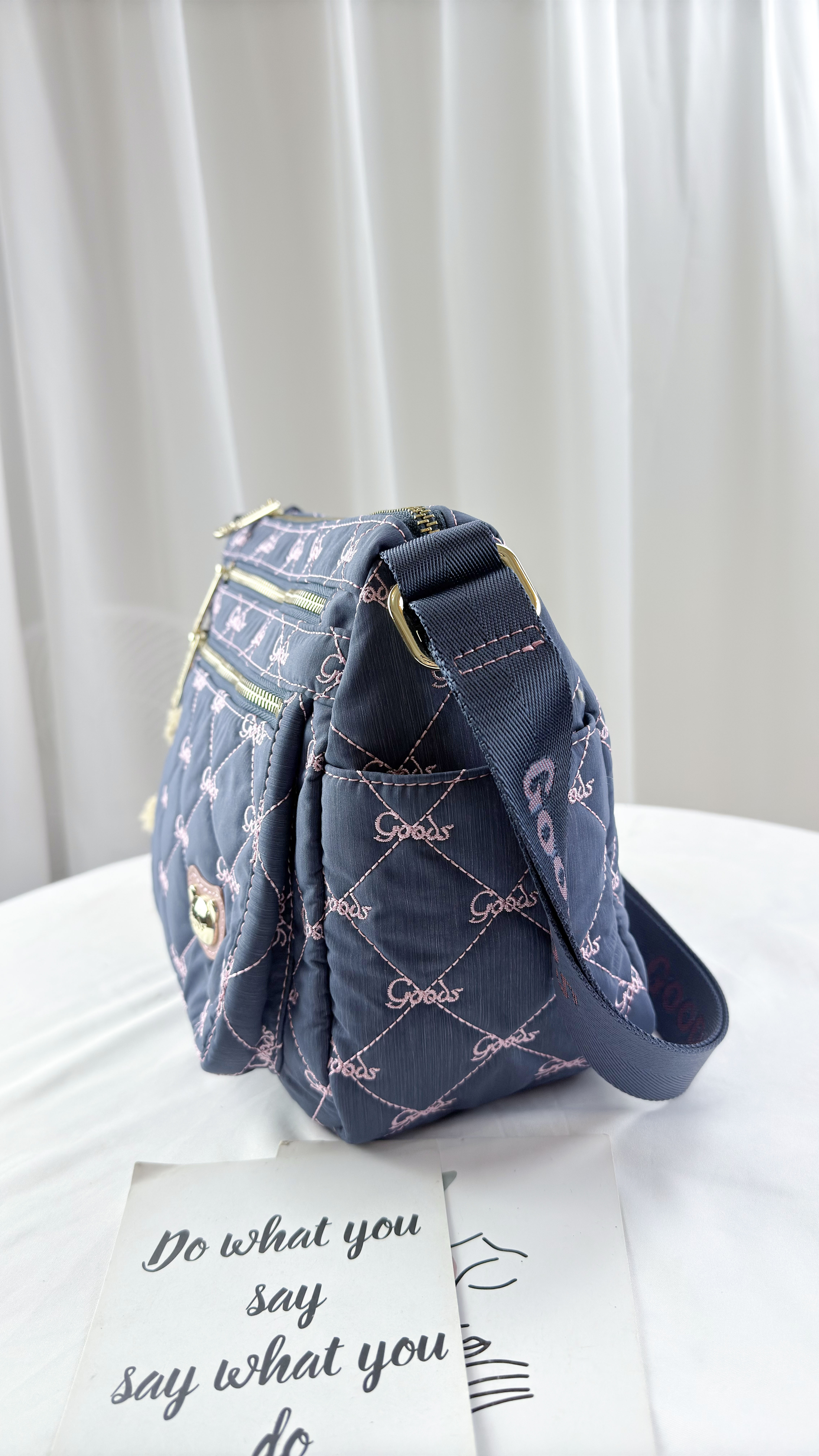 GOODS 牛仔藍拼接櫻花粉 防潑水側背包 附吊飾   #2899